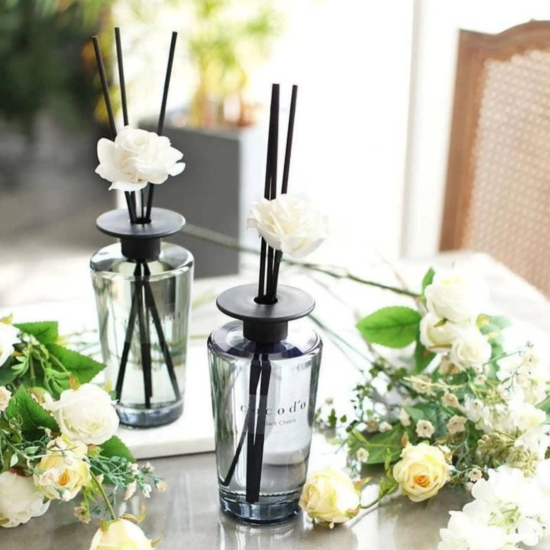 Cocodor White Musk 500ml perfume diffuser with white flower. 500 ml perfume diffuser with black sticks and white flowers.