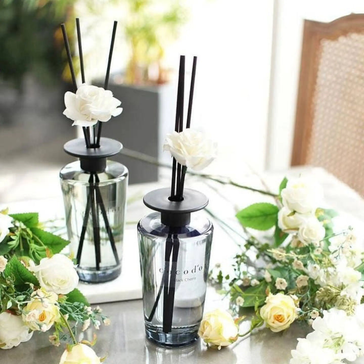 Cocodor White Musk 500ml perfume diffuser with white flower. 500 ml perfume diffuser with black sticks and white flowers.